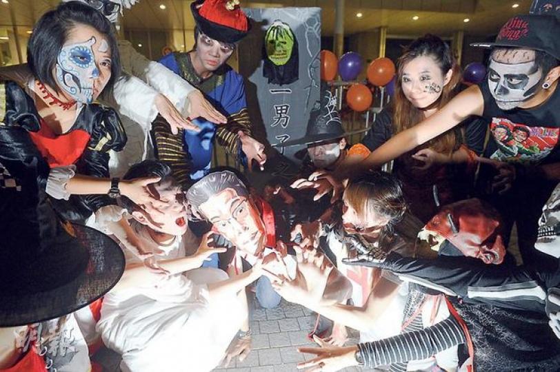 10名留守政總的前港視員工,昨晚發起「政總黑箱世界」萬聖夜派對,扮成殭屍厲鬼,包圍圖中戴上商經局長蘇錦樑面具的市民,逼他跪下,象徵逼政府「跪低」。(余俊亮攝) 政總派對現場昨展示三大塊黑板,顯示各立會議員就引用特權法查發牌事件的投票意向,多名建制派議員顯示為「潛水中」或「未決定」。圖中扮成殭屍的前港視員工,希望這些議員憑良心投票。(余俊亮攝) 10名留守政總的前港視員工,昨晚發起「政總黑箱世界」萬聖夜派對,扮成殭屍厲鬼,包圍圖中戴上商經局長蘇錦樑面具的市民,逼他跪下,象徵逼政府「跪低」。(余俊亮攝) 政總派對現場昨展示三大塊黑板,顯示各立會議員就引用特權法查發牌事件的投票意向,多名建制派議員顯示為「潛水中」或「未決定」。圖中扮成殭屍的前港視員工,希望這些議員憑良心投票。(余俊亮攝)