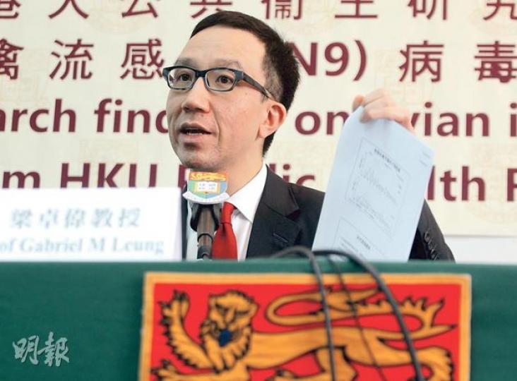 港大公共衛生研究中心公布甲型禽流感H7N9病毒研究結果。港大醫學院院長梁卓偉稱,關閉活禽市場可預防H7N9傳播。(郭慶輝攝) 港大公共衛生研究中心公布甲型禽流感H7N9病毒研究結果。港大醫學院院長梁卓偉稱,關閉活禽市場可預防H7N9傳播。(郭慶輝攝)