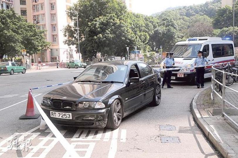 乘坐寶馬的黑幫姓葉男子遇伏被撞,警員事後封鎖現場調查。(湯俊彥攝) 其中一名遇襲男子手術後無生命危險,留醫屯門醫院。(湯俊彥攝) 警員事後在亦園路發現一部私家車着火焚燒,相信是斬人疑犯圖毁證。(湯俊彥攝) 乘坐寶馬的黑幫姓葉男子遇伏被撞,警員事後封鎖現場調查。(湯俊彥攝) 其中一名遇襲男子手術後無生命危險,留醫屯門醫院。(湯俊彥攝) 警員事後在亦園路發現一部私家車着火焚燒,相信是斬人疑犯圖毁證。(湯俊彥攝)
