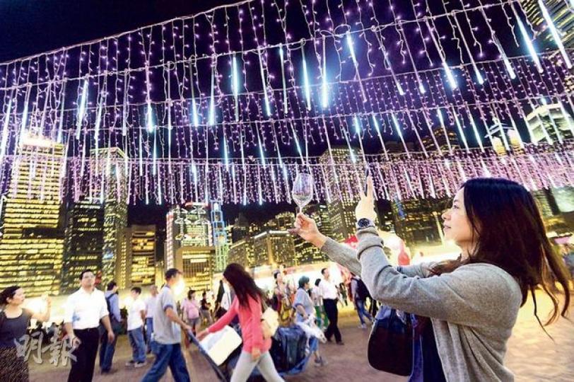 颱風「羅莎」逼近,香港在11月掛起遲來的1號風球。不過,打風無損市民飲酒玩樂雅興,昨晚在中環新海濱舉行的美酒佳餚巡禮仍然人頭湧湧,市民在燦爛華燈下品嘗美酒佳餚,拍照留念。(葉家豪攝) 颱風「羅莎」逼近,香港在11月掛起遲來的1號風球。不過,打風無損市民飲酒玩樂雅興,昨晚在中環新海濱舉行的美酒佳餚巡禮仍然人頭湧湧,市民在燦爛華燈下品嘗美酒佳餚,拍照留念。(葉家豪攝)