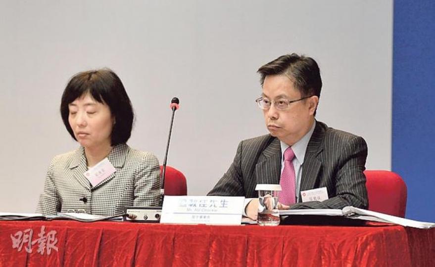 屋宇署長區載佳(右)昨出席地方行政高峰會後,首次回應工潮。他說署方了解同事因僭建及劏房問題嚴重導致工作壓力大,故過去3年已增加三成人手,今年亦已檢討人手並正申請撥款請人。(鄧宗弘攝) 屋宇署長區載佳(右)昨出席地方行政高峰會後,首次回應工潮。他說署方了解同事因僭建及劏房問題嚴重導致工作壓力大,故過去3年已增加三成人手,今年亦已檢討人手並正申請撥款請人。(鄧宗弘攝)