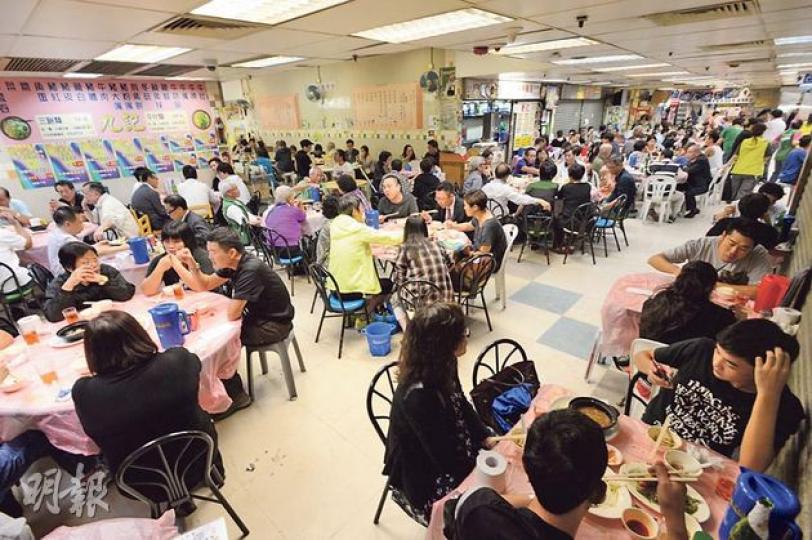有11檔食肆的灣仔鵝頸熟食中心,其中5檔於9月被通知終止租約,理由是因分租違反租約,現時檔戶正上訴等候結果。該熟食中心平日受市民歡迎,周二當晚幾乎所有食肆滿座。(葉家豪攝)灣仔鵝頸熟食中心是區內平民食坊,多個檔戶均經營多年,享有較廉租金,因此可提供較廉價食品,深受居民歡迎。(劉焌陶攝) 有11檔食肆的灣仔鵝頸熟食中心,其中5檔於9月被通知終止租約,理由是因分租違反租約,現時檔戶正上訴等候結果。該熟食中心平日受市民歡迎,周二當晚幾乎所有食肆滿座。(葉家豪攝)灣仔鵝頸熟食中心是區內平民食坊,多個檔戶均經營多年,享有較廉租金,因此可提供較廉價食品,深受居民歡迎。(劉焌陶攝)