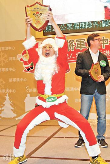 「國際聖誕老人運動會2013」港區選拔賽,27歲嘅陳柏圖(圖)經一年特訓,終贏出比賽成為香港代表,領獎時難掩興奮,舉牌高呼。(李紹昌攝)比賽遊戲包括女聖誕老人陳穎誼(圖)示範嘅「聖誕三項鐵人賽」,參加者用手杖自轉,再駕駛鹿車,最後跳禮物袋(圖)返終點。(李紹昌攝) 「國際聖誕老人運動會2013」港區選拔賽,27歲嘅陳柏圖(圖)經一年特訓,終贏出比賽成為香港代表,領獎時難掩興奮,舉牌高呼。(李紹昌攝)比賽遊戲包括女聖誕老人陳穎誼(圖)示範嘅「聖誕三項鐵人賽」,參加者用手杖自轉,再駕駛鹿車,最後跳禮物袋(圖)返終點。(李紹昌攝)