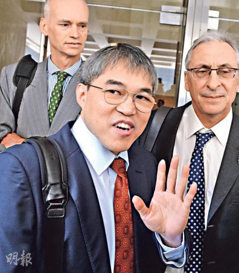 掀起霍家遺產案的主角之一霍震宇(中),昨早突然現身高院旁聽聆訊,惟逗留半日便離去,離開時只不停地說「多謝晒」,他的兩名外籍律師(左及右)則充當「左右護法」。(劉焌陶攝) 掀起霍家遺產案的主角之一霍震宇(中),昨早突然現身高院旁聽聆訊,惟逗留半日便離去,離開時只不停地說「多謝晒」,他的兩名外籍律師(左及右)則充當「左右護法」。(劉焌陶攝)
