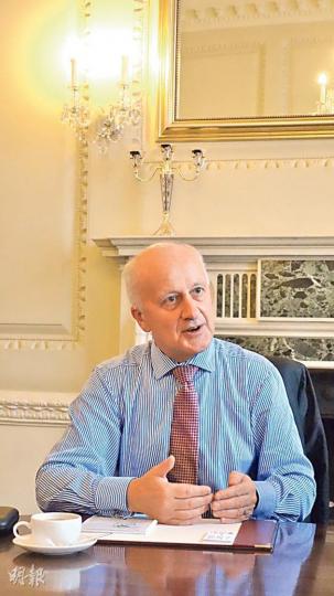 倫敦大學國王學院的環境研究組教授Frank Kelly指出,研究組協助政府監察倫敦空氣狀况,近年推出手機軟件London Air讓巿民得知各區即時空氣污染情况,供巿民上下班選擇路線時參考。(曾錦雯攝) 倫敦大學國王學院的環境研究組教授Frank Kelly指出,研究組協助政府監察倫敦空氣狀况,近年推出手機軟件London Air讓巿民得知各區即時空氣污染情况,供巿民上下班選擇路線時參考。(曾錦雯攝)