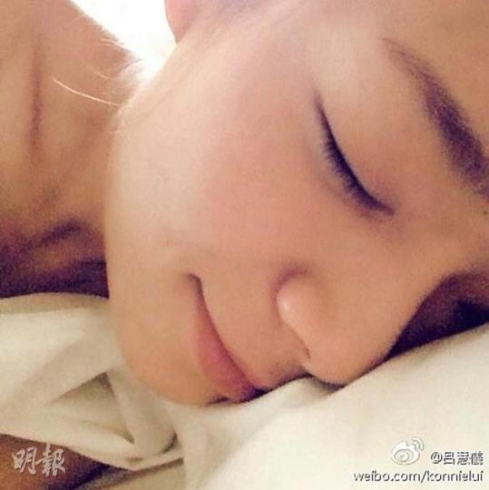 呂慧儀上載病容照,指自己生病了。(微博圖片) 呂慧儀上載病容照,指自己生病了。(微博圖片)
