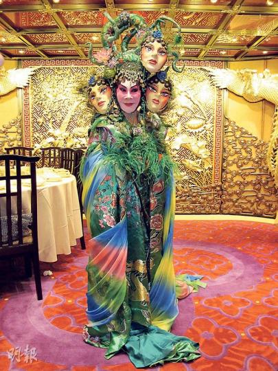 黃夏蕙的四大美人扮相好嚇人。(攝影:娛樂組)區文詩(左起)、鄧麗欣與楊愛瑾的鬼新娘扮相維肖維妙。(微博圖片)黃曉明耍帥扮吸血殭屍卻似小丑。(微博圖片) 黃夏蕙的四大美人扮相好嚇人。(攝影:娛樂組)區文詩(左起)、鄧麗欣與楊愛瑾的鬼新娘扮相維肖維妙。(微博圖片)黃曉明耍帥扮吸血殭屍卻似小丑。(微博圖片)