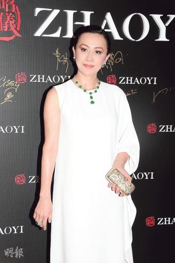 劉嘉玲戴上價值3000萬元的翡翠亮相,更呻笨未及早投資翡翠。(攝影﹕孫華中) 劉嘉玲戴上價值3000萬元的翡翠亮相,更呻笨未及早投資翡翠。(攝影﹕孫華中)