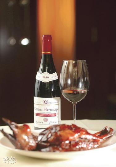 Moillard Crozes Hermitage Yung Kee 2010 ($75/杯,$300/支)配燒鵝 ($480/隻,B)﹕100% Syrah,香料香氣豐富,酒體豐盈,單寧柔和,適合配以燒鵝、乳鴿等。鍾經理指,配燒鵝的話不要蘸酸梅醬來吃,否則其酸度會蓋過葡萄酒。(陳淑安攝)Wolfberger Gewurztraminer Yung Kee 2012 ($75/杯,$300/支)配禮雲子琵琶蝦 ($348/6隻,B)﹕一貫Gewurztraminer特色,茉莉花、荔枝香氣迷人。這 Moillard Crozes Hermitage Yung Kee 2010 ($75/杯,$300/支)配燒鵝 ($480/隻,B)﹕100% Syrah,香料香氣豐富,酒體豐盈,單寧柔和,適合配以燒鵝、乳鴿等。鍾經理指,配燒鵝的話不要蘸酸梅醬來吃,否則其酸度會蓋過葡萄酒。(陳淑安攝)Wolfberger Gewurztraminer Yung Kee 2012 ($75/杯,$300/支)配禮雲子琵琶蝦 ($348/6隻,B)﹕一貫Gewurztraminer特色,茉莉花、荔枝香氣迷人。這