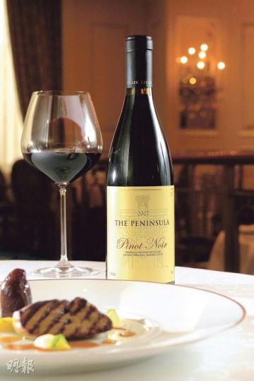2007 Peninsula Pinot Noir 'La Cruz Vineyard', Keller Estate, Sonoma Coast （$175/杯，$880/瓶）配烤焗Landes鴨肝（$380，A）﹕鴨肝向來多配甜酒，半島酒店首席品酒師Bhatia以Pinot Noir代替。來自加州陽光豐盛的Sonoma Coast，當地風土孕育出富果香、高酸、低單寧、甜潤收結的Pinot Noir，配以鴨肝可減卻肥膩感。（陳淑安攝）半島酒店飲品部經理盧德明（陳淑安攝）半島酒店首席品酒師Bha