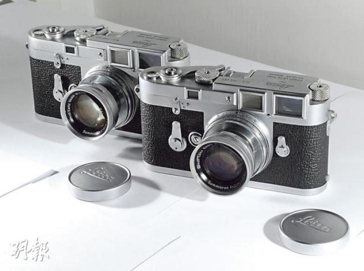 M3 Chrome連號孖機700352/700353(拍賣編號61)。出產年份:1954年。估價:8萬港元。估計成交價:20萬至30萬港元。罕見的Leica M3 Chrome連號孖機,號碼為700352及700353,是較前的號碼(即第352及353部,總共出了22萬部),徠卡收藏家朱家欣也提到,現在的收藏家喜歡買連號孖機及留意誰擁有過這部相機等元素。這對相機均有早期M3的特徵,包括拉兩次過片的「雙撥」(Double Strike)、過片桿較短、測距框邊的斜度較大等,而機芯內的號碼亦與機頂相同 M3 Chrome連號孖機700352/700353(拍賣編號61)。出產年份:1954年。估價:8萬港元。估計成交價:20萬至30萬港元。罕見的Leica M3 Chrome連號孖機,號碼為700352及700353,是較前的號碼(即第352及353部,總共出了22萬部),徠卡收藏家朱家欣也提到,現在的收藏家喜歡買連號孖機及留意誰擁有過這部相機等元素。這對相機均有早期M3的特徵,包括拉兩次過片的「雙撥」(Double Strike)、過片桿較短、測距框邊的斜度較大等,而機芯內的號碼亦與機頂相同