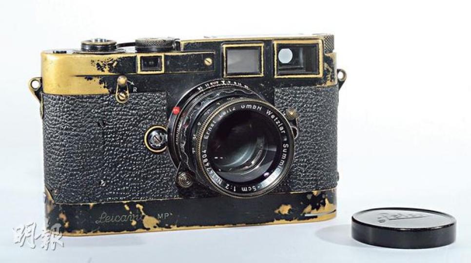 Leica MP Black Paint(黑漆)(拍賣編號74)(陳淑安攝)MP Black Paint配有過片器(Leicavit,圖),最多可以每秒過片兩張。黑漆只製造了138部給全球有名記者使用,其後共推出約400部,但其餘的改為用水質漆。這部機身編號132的黑漆還配上MP同期使用的黑漆鏡頭Summicron-M 2/5cm ,相信也會成為搶手拍品。(陳淑安攝)Summicron-M 2/50mm Prototype Chrome鏡頭(拍賣編號154)(陳淑安攝)原裝M5木製模型機(拍賣編 Leica MP Black Paint(黑漆)(拍賣編號74)(陳淑安攝)MP Black Paint配有過片器(Leicavit,圖),最多可以每秒過片兩張。黑漆只製造了138部給全球有名記者使用,其後共推出約400部,但其餘的改為用水質漆。這部機身編號132的黑漆還配上MP同期使用的黑漆鏡頭Summicron-M 2/5cm ,相信也會成為搶手拍品。(陳淑安攝)Summicron-M 2/50mm Prototype Chrome鏡頭(拍賣編號154)(陳淑安攝)原裝M5木製模型機(拍賣編