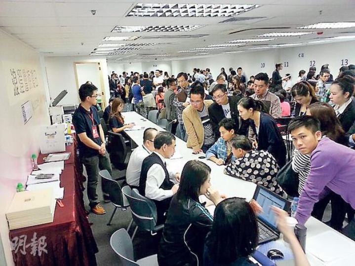 賣樓向來愛「嘆慢板」的恒隆地產，旗下奧運站落成約7年的浪澄灣，繼去年5月售逾100伙後，昨再次重推並沽清80伙，售樓現場秩序不錯；而浪澄灣貨尾總數降至約1046伙，但依然是市場上貨尾量最多的現樓。（林可為攝）（明報製圖）（明報製圖）