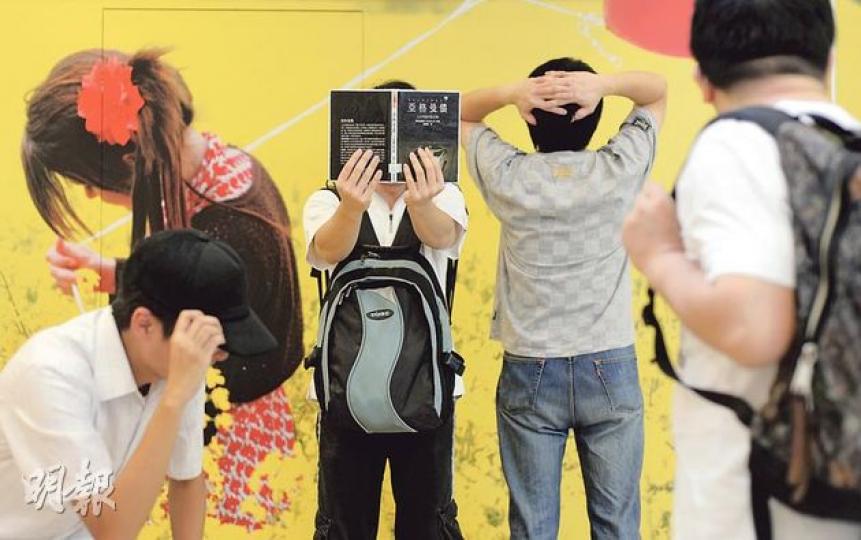 一批失業教師為證明自己不是垃圾，自發組成教師團體「新師潮」，希望為綜援學生義務補習，同時爭取教育局改善教師權益。圖左起為化名Vicky、Hoden、黃老師和江老師的4名成員，為免見報後被校長認定為「滋事分子」拒絕錄用，4人都不願以真面目示人。（余俊亮攝）