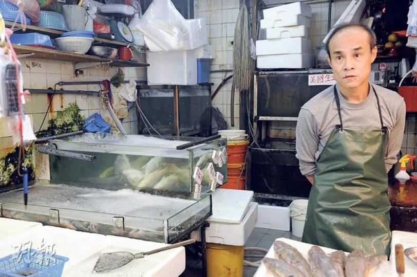 疑遭人落漂白水的魚缸,缸面有一層充滿濃烈漂白水味的泡沫(右),魚檔東主表示損失慘重。(蔡方山攝) 疑遭人落漂白水的魚缸,缸面有一層充滿濃烈漂白水味的泡沫(右),魚檔東主表示損失慘重。(蔡方山攝)