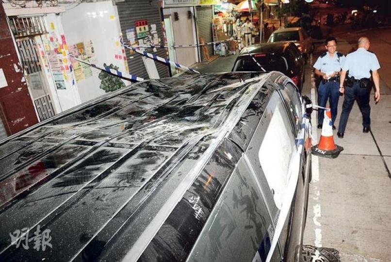 遭墮樓女子壓中的客貨車,車頂凹陷,同時亦卸走大部分撞擊力,令女子得以暫時保命。(蔡方山攝)情困女子從大廈頂樓單位躍下,飛墮6層,壓中黑色客貨車車頂。(蔡方山攝)為情輕生的女子,幸得樓下客貨車車頂卸力,暫保性命。(蔡方山攝) 遭墮樓女子壓中的客貨車,車頂凹陷,同時亦卸走大部分撞擊力,令女子得以暫時保命。(蔡方山攝)情困女子從大廈頂樓單位躍下,飛墮6層,壓中黑色客貨車車頂。(蔡方山攝)為情輕生的女子,幸得樓下客貨車車頂卸力,暫保性命。(蔡方山攝)