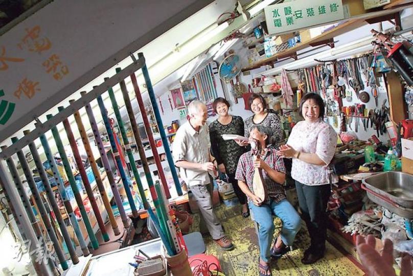 圖左的男士就是路過的行山客周先生,與「生記樂團」有緣,唱埋一份。(李澤彤攝) 圖左的男士就是路過的行山客周先生,與「生記樂團」有緣,唱埋一份。(李澤彤攝)