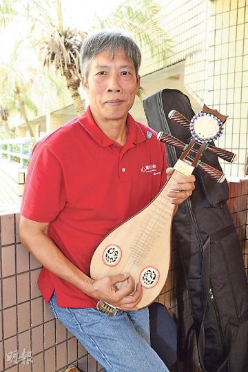 梁生手持他的愛琴「李嘉欣」。琴上的珠飾也是由他親手製作。(葉家豪攝) 梁生手持他的愛琴「李嘉欣」。琴上的珠飾也是由他親手製作。(葉家豪攝)