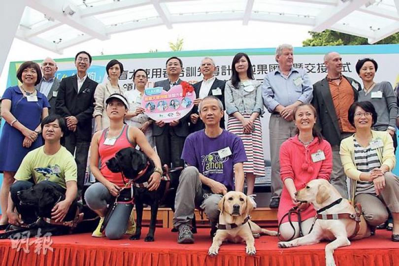 本港首批4名導盲犬使用者昨帶同其導盲犬出席活動,香港導盲犬協會副會長、首批導盲犬使用者曾建平(前排中)希望,本地培訓的導盲犬能增加供應,讓更多視障人士受惠。(黎婉嫻攝) 本港首批4名導盲犬使用者昨帶同其導盲犬出席活動,香港導盲犬協會副會長、首批導盲犬使用者曾建平(前排中)希望,本地培訓的導盲犬能增加供應,讓更多視障人士受惠。(黎婉嫻攝)