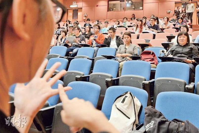 兩名聾人學生魏美珍(右二)與潘頌詩(右一)在教院上課時,校方聘用的手語翻譯員會即時傳譯,魏美珍稱現在上課與健聽同學無異,其他同學更樂於跟她們學習手語。(劉焌陶攝)正在教育學院讀書的聾學生魏美珍(左),憶起多年來的學習辛酸,感觸落淚。右為教院另一名聾人學生潘頌詩。(劉焌陶攝) 兩名聾人學生魏美珍(右二)與潘頌詩(右一)在教院上課時,校方聘用的手語翻譯員會即時傳譯,魏美珍稱現在上課與健聽同學無異,其他同學更樂於跟她們學習手語。(劉焌陶攝)正在教育學院讀書的聾學生魏美珍(左),憶起多年來的學習辛酸,感觸落淚。右為教院另一名聾人學生潘頌詩。(劉焌陶攝)
