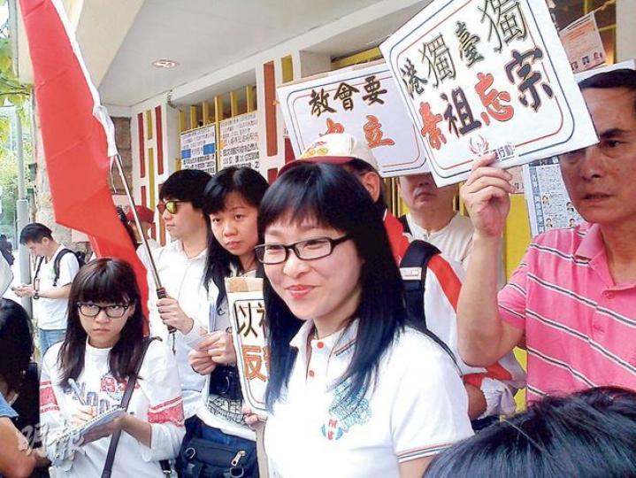 陳淨心(前)噚日首次以「愛港行動」召集人身分復出,睇來心情唔錯,仲特登拎把梳出嚟梳靚個頭先接受訪問,點知一被傳媒問到佢點解要另起爐灶就扯晒火。(梁卓怡攝) 陳淨心(前)噚日首次以「愛港行動」召集人身分復出,睇來心情唔錯,仲特登拎把梳出嚟梳靚個頭先接受訪問,點知一被傳媒問到佢點解要另起爐灶就扯晒火。(梁卓怡攝)