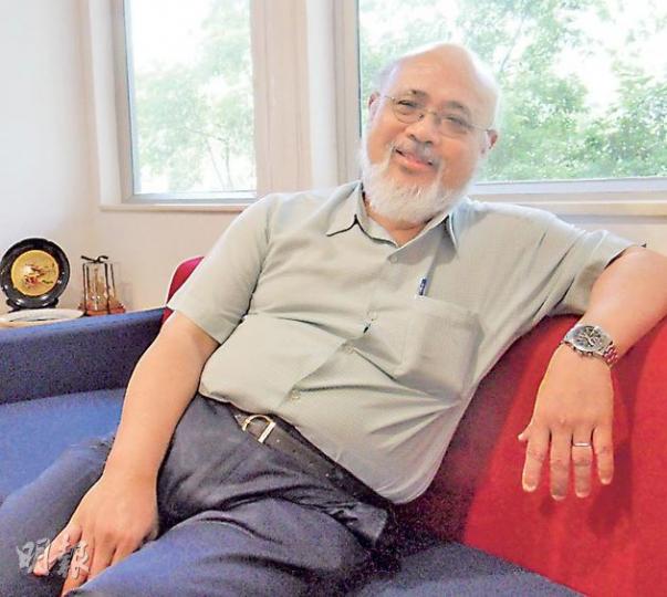中大崇基神學院院長盧龍光說,即使政黨不同政見也可走在一起,最後傾完可以一同領聖餐。(梁卓怡攝) 中大崇基神學院院長盧龍光說,即使政黨不同政見也可走在一起,最後傾完可以一同領聖餐。(梁卓怡攝)