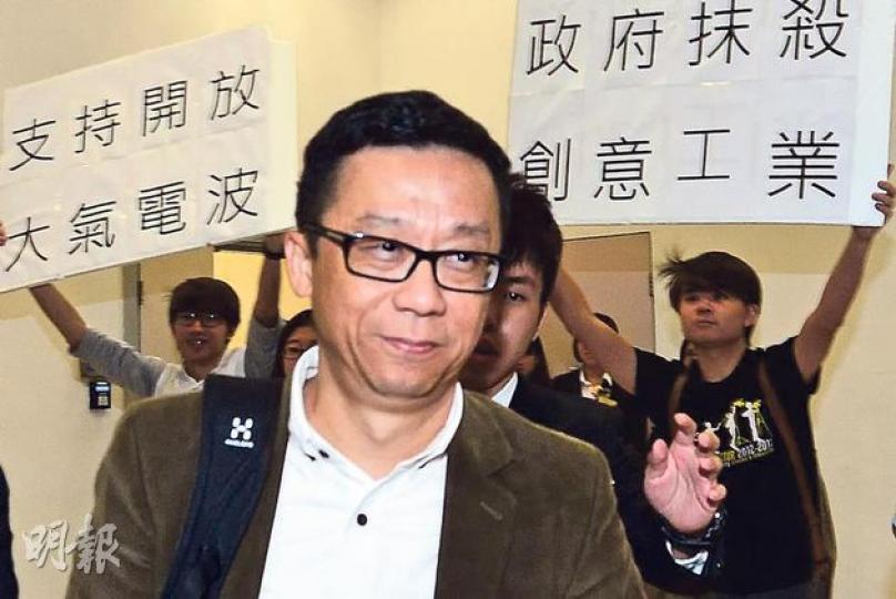 港視主席王維基昨晚出席浸大傳理學會講座，向學生表示若政府繼續「講大話」，他就會站出來「講真話」，稱在兩三日內會拿出所有文件，證明政府說謊。王維基在講座後未有回應記者提問就直接離去，在場有浸大電影學院學生舉牌支持他。（鄧宗弘攝）特首梁振英、商經局長蘇錦樑等昨日閉門與新民黨田北辰（圖）會面，為免費電視發牌解畫，田北辰說在會面中得到的信息是，港視在財政持續能力上得分最低，令港視在整體得分亦最低，但他其後澄清官員並無交代究竟是哪一個準則上得分最低。（鄧宗弘攝）（明報製圖）