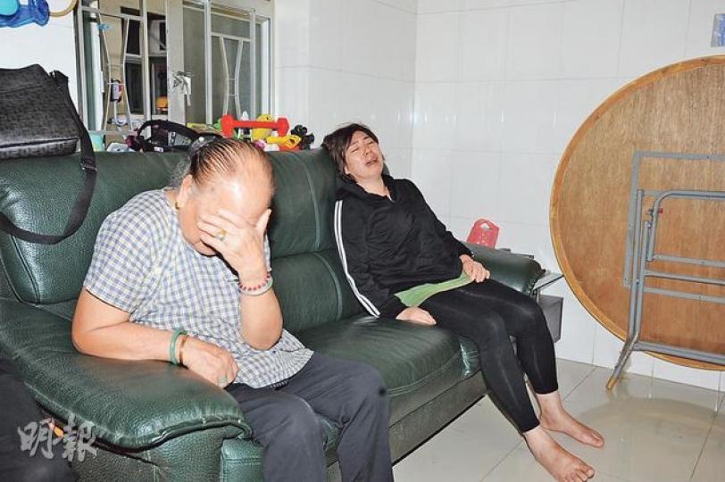 因工傷後擔心無法供養全家而跳樓輕生男子,其妻(右)及母親認屍返家後仍傷心至泣不成聲。(衛永康攝) 因工傷後擔心無法供養全家而跳樓輕生男子,其妻(右)及母親認屍返家後仍傷心至泣不成聲。(衛永康攝)