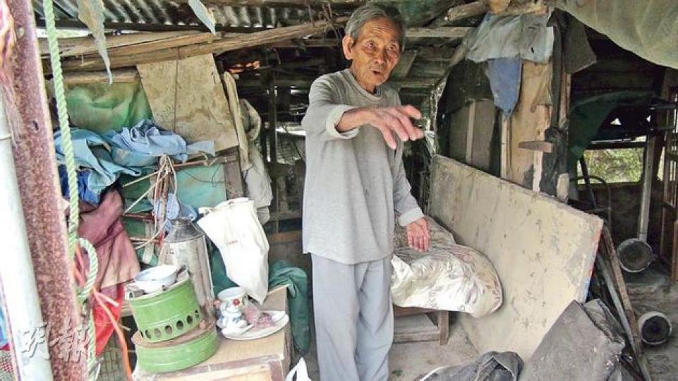 九旬許翁堅守與妻共度半世紀的田園,昨日大火將其起居室燒成廢鐵,許伯的身分證和現金也燒掉,只能暫棲田園內另一間以木和帆布搭成的小屋。(林智傑攝)起火木屋前後種滿果菜,留有許翁與其愛妻的足迹,兩人的「愛巢」事後付諸一炬(右)。這片半個足球場大小的農地,已被發展商收購,在正式收地前,許伯仍可免費租住。(林智傑攝) 九旬許翁堅守與妻共度半世紀的田園,昨日大火將其起居室燒成廢鐵,許伯的身分證和現金也燒掉,只能暫棲田園內另一間以木和帆布搭成的小屋。(林智傑攝)起火木屋前後種滿果菜,留有許翁與其愛妻的足迹,兩人的「愛巢」事後付諸一炬(右)。這片半個足球場大小的農地,已被發展商收購,在正式收地前,許伯仍可免費租住。(林智傑攝)