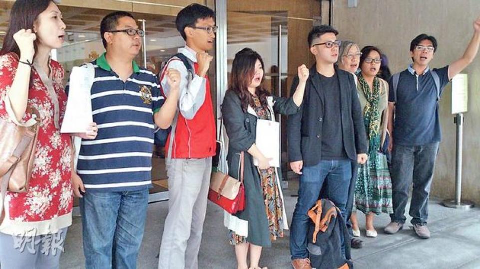 包括葉寶琳（左一）在內的8名上訴人，表示不滿裁決，會考慮繼續上訴。（謝美琳攝）