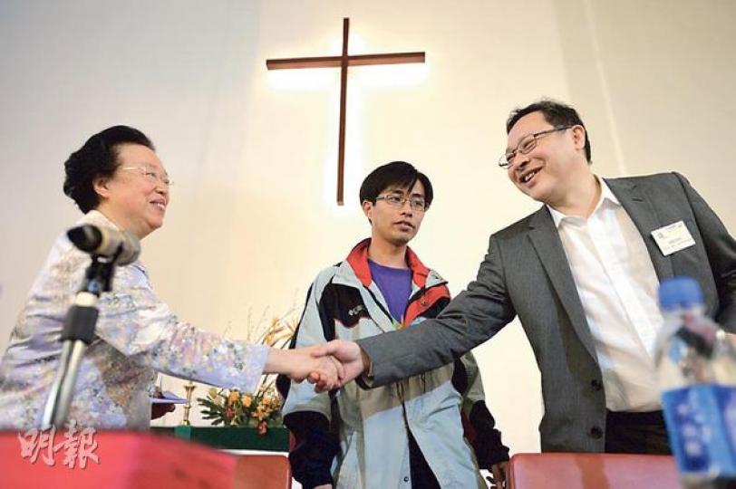 基本法委員會委員譚惠珠(左)昨首次與佔中發起人戴耀廷(右)同台討論佔中。譚惠珠認為「為理想」爭取普選的同時,亦要考慮手段對社會的影響,指佔中行為犯法;戴耀廷不諱言公民抗命是犯法,但目的是要喚醒大眾公民意識。(盧翊銘攝) 基本法委員會委員譚惠珠(左)昨首次與佔中發起人戴耀廷(右)同台討論佔中。譚惠珠認為「為理想」爭取普選的同時,亦要考慮手段對社會的影響,指佔中行為犯法;戴耀廷不諱言公民抗命是犯法,但目的是要喚醒大眾公民意識。(盧翊銘攝)