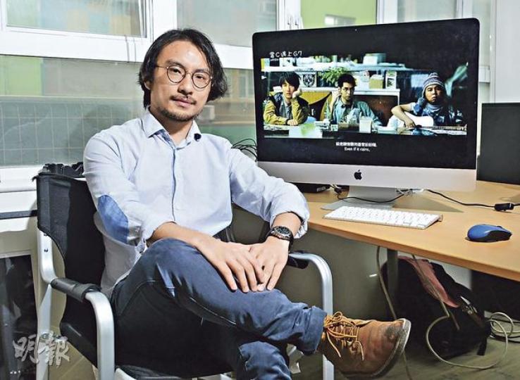 簡君晉在人生低潮時到台灣阿里山「尋找自己」,途中眼疾惡化,要急急回港接受手術,豈料因此治癒眼疾,並重拾電影夢。他現在最愛留在自己開辦的製作公司(圖)中炮製音樂特輯及電影。(陳淑安攝) 簡君晉在人生低潮時到台灣阿里山「尋找自己」,途中眼疾惡化,要急急回港接受手術,豈料因此治癒眼疾,並重拾電影夢。他現在最愛留在自己開辦的製作公司(圖)中炮製音樂特輯及電影。(陳淑安攝)