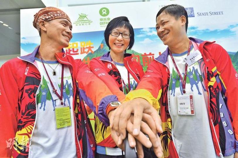 「猛龍隊」包括圖中左起失聰的吳立康、僅一成視力的郭琼、完全失明的吳儉榮，以及另一名聾啞人士。4人無懼身體傷殘，首度合作挑戰毅行者。（鄧宗弘攝）
