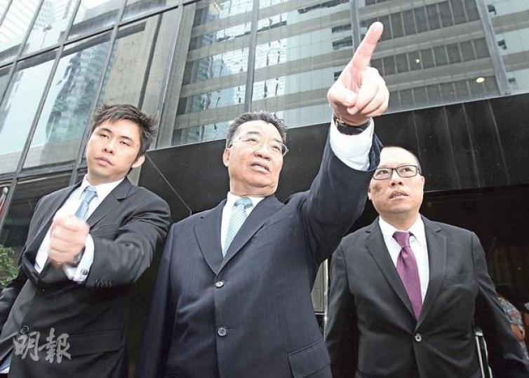 劉夢熊(中)涉妨礙司法公正一案,原已定於下月2日開審,但劉昨由新的律師團隊代表,向法庭提出申請終止聆訊,法官將於下周審理該申請。(林俊源攝) 劉夢熊(中)涉妨礙司法公正一案,原已定於下月2日開審,但劉昨由新的律師團隊代表,向法庭提出申請終止聆訊,法官將於下周審理該申請。(林俊源攝)