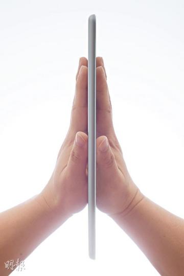 iPad Air的厚度只有7.5mm,重量只有469g,輕加薄是主要賣點。($3888起)(黃志東攝)iPad版的iPhoto除了可冲印相片外,更可以將相片製作成精美的相冊。(一鋒攝)iPad Air跟iPad 4一樣,採用9.7吋Retina顯示屏,支援多點觸控,前方則有120萬像素鏡頭。(黃志東攝)iPad Air採用類似iPad mini的幼邊框設計,同樣備有防誤觸屏幕的功能。(黃志東攝)iPad Air(右)明顯較iPad 4(左)細,特別是兩邊的邊框部分。(一鋒攝)iPad Air採用 iPad Air的厚度只有7.5mm,重量只有469g,輕加薄是主要賣點。($3888起)(黃志東攝)iPad版的iPhoto除了可冲印相片外,更可以將相片製作成精美的相冊。(一鋒攝)iPad Air跟iPad 4一樣,採用9.7吋Retina顯示屏,支援多點觸控,前方則有120萬像素鏡頭。(黃志東攝)iPad Air採用類似iPad mini的幼邊框設計,同樣備有防誤觸屏幕的功能。(黃志東攝)iPad Air(右)明顯較iPad 4(左)細,特別是兩邊的邊框部分。(一鋒攝)iPad Air採用