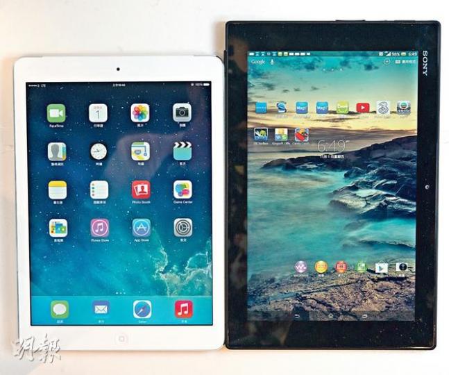 iPad Air(左,469g)跟另一部以輕薄作賣點的平板Sony Xperia Tablet Z(495g)相比,iPad Air雖然較輕和細,但輸蝕在沒有16:9屏幕。(黃志東攝)Z(下)僅厚6.9mm,更勝iPad Air(7.5mm)一籌。當兩部機同時拿上手的時候,甚至會有Z比iPad Air更輕的錯覺。(黃志東攝) iPad Air(左,469g)跟另一部以輕薄作賣點的平板Sony Xperia Tablet Z(495g)相比,iPad Air雖然較輕和細,但輸蝕在沒有16:9屏幕。(黃志東攝)Z(下)僅厚6.9mm,更勝iPad Air(7.5mm)一籌。當兩部機同時拿上手的時候,甚至會有Z比iPad Air更輕的錯覺。(黃志東攝)