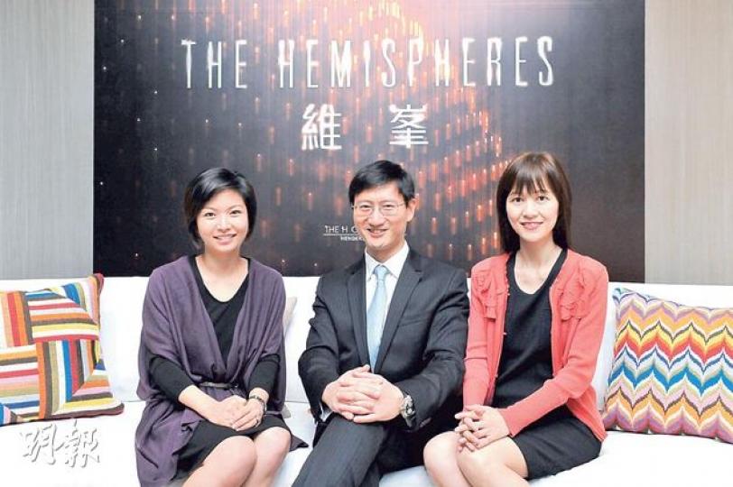 恒地「營業(二)部」要員昨日首次正式與記者會面,為旗下首個項目維峯舉行記者會,包括總經理韓家輝(中)、助理總經理蔡韻玲(右)及高級經理趙海珠(左)。(林尚民攝) 恒地「營業(二)部」要員昨日首次正式與記者會面,為旗下首個項目維峯舉行記者會,包括總經理韓家輝(中)、助理總經理蔡韻玲(右)及高級經理趙海珠(左)。(林尚民攝)