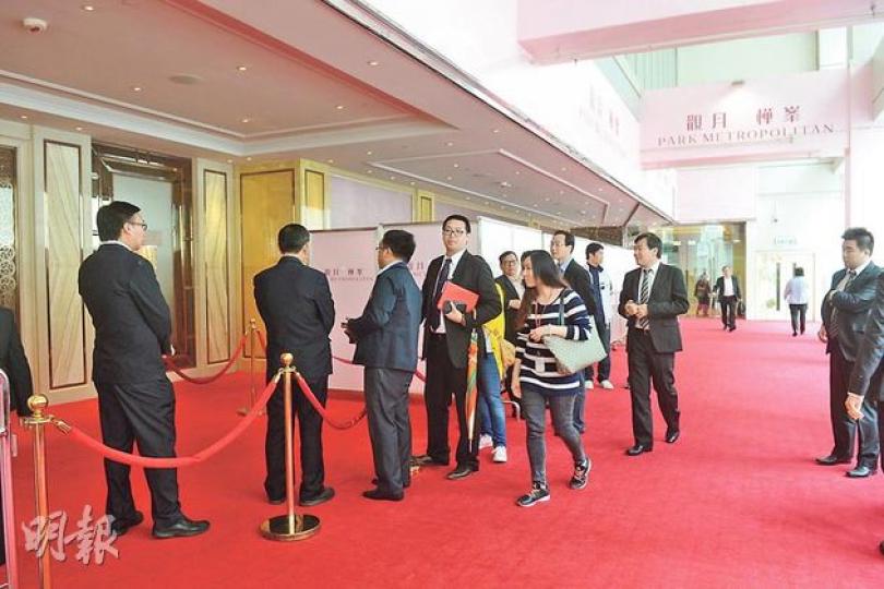 觀月•樺峯昨日次輪售23伙,項目迄今累售96伙,套現逾7億元。發展商昨日宣布原價加推50伙,扣除18%折扣優惠後,平均實用呎價13,586元。(陳淑安攝) 觀月•樺峯昨日次輪售23伙,項目迄今累售96伙,套現逾7億元。發展商昨日宣布原價加推50伙,扣除18%折扣優惠後,平均實用呎價13,586元。(陳淑安攝)