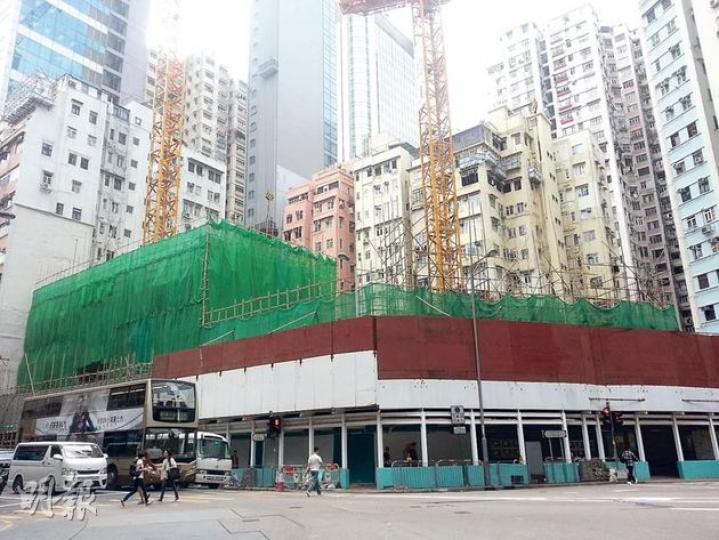 位於天后歌頓街的維峯,提供119個單位,以一、兩房單位為主,昨晚公布首批50個單位價單,折實平均呎價2.14元,入場費533.6萬元。(林尚民攝)(明報製圖) 位於天后歌頓街的維峯,提供119個單位,以一、兩房單位為主,昨晚公布首批50個單位價單,折實平均呎價2.14元,入場費533.6萬元。(林尚民攝)(明報製圖)