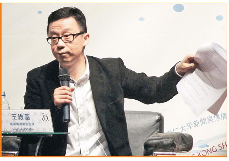 港視主席王維基昨出席樹仁大學講座，表示從沒答應政府保密顧問報告內容，聲稱會在數天內以不犯法或不違反道德標準的創意方式披露報告資料。（李澤彤攝）特首梁振英昨早出席行政會議前，預告將發6頁紙聲明解釋發牌決定。對於王維基指有人向田北辰「講大話」，梁回應稱政府「實事求是」。 （尹錦恩攝）