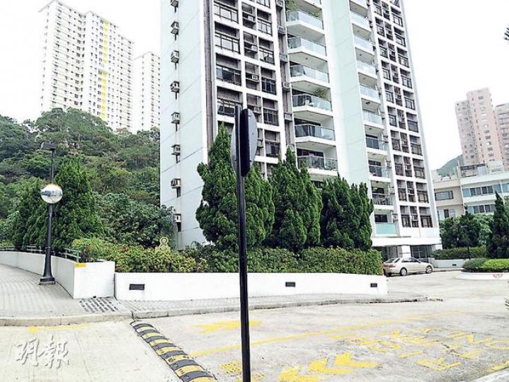疑患思覺失調19歲青年，在跑馬地嘉雲臺8座4樓單位露台墮下。（林耀華攝）
