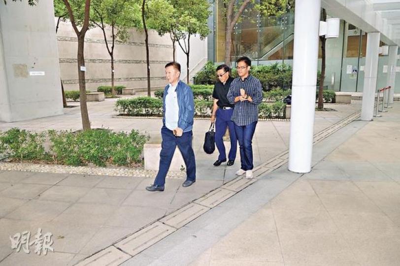 方順生的胞弟方桂生(中)及侄兒方欣浩(右)早上到葵涌殮房認屍,方欣浩表示,伯父每日要吃20多種藥物,疑因吃藥導致出現抑鬱。(湯俊彥攝)死者方順生的胞弟方慶生昨早到葵涌殮房認屍後,一言未發離去。(湯俊彥攝) 方順生的胞弟方桂生(中)及侄兒方欣浩(右)早上到葵涌殮房認屍,方欣浩表示,伯父每日要吃20多種藥物,疑因吃藥導致出現抑鬱。(湯俊彥攝)死者方順生的胞弟方慶生昨早到葵涌殮房認屍後,一言未發離去。(湯俊彥攝)
