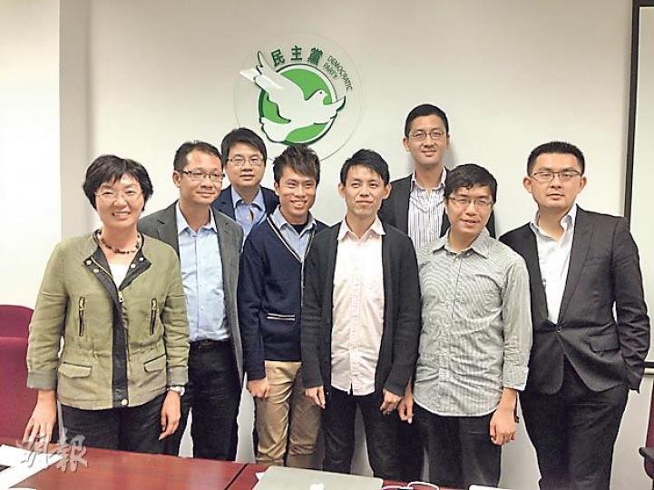佢哋就係被甄選為政治領袖培訓嘅民主黨員,分別代表不同區域,或會喺選舉中出選。左起新界西陳樹英、新界東蔡耀昌、新界西尹兆堅、新界西鄺俊宇、全港羅健熙、新界東林卓廷、港島區諾軒及港島柴文瀚。(楊康琪攝) 佢哋就係被甄選為政治領袖培訓嘅民主黨員,分別代表不同區域,或會喺選舉中出選。左起新界西陳樹英、新界東蔡耀昌、新界西尹兆堅、新界西鄺俊宇、全港羅健熙、新界東林卓廷、港島區諾軒及港島柴文瀚。(楊康琪攝)