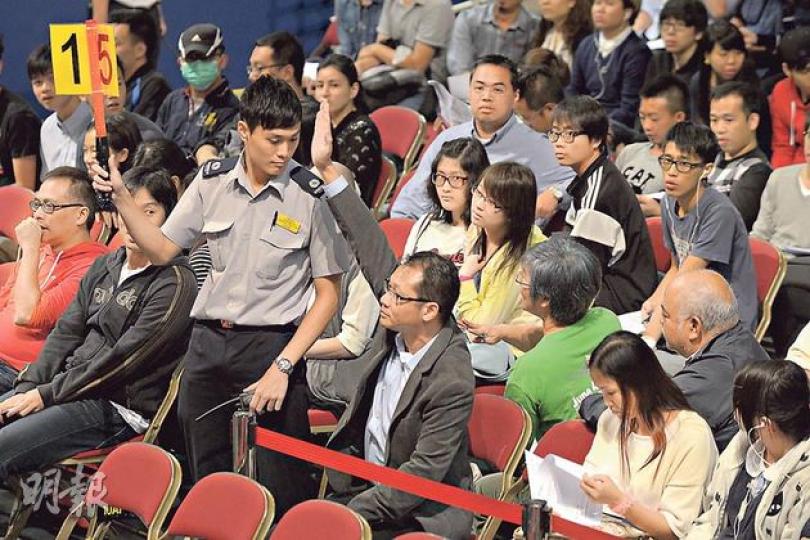 支聯會競投維園年宵攤位,共以5.47萬元投得1號及重奪2號攤位,花費較去年少近4萬元。負責競投的支聯會副主席蔡耀昌(圖中舉手者)事後稱「幸不辱命」,總算恢復支聯會過去10多年在維園年宵有1、2號相連攤位的傳統。(葉家豪攝) 支聯會競投維園年宵攤位,共以5.47萬元投得1號及重奪2號攤位,花費較去年少近4萬元。負責競投的支聯會副主席蔡耀昌(圖中舉手者)事後稱「幸不辱命」,總算恢復支聯會過去10多年在維園年宵有1、2號相連攤位的傳統。(葉家豪攝)