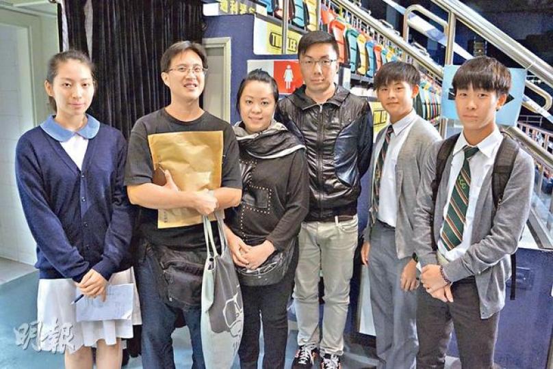 在維園年宵售賣本地懷舊小食的「砵仔王」今年與蘇浙公學合作，校方派出約60名高中商科學生擔任義工，從中汲取營商經驗。圖為砵仔王業務經理鍾美慧（左三）及代表（左二）、蘇浙公學教師林廣業（右三）及3名高中生。（余瑋攝）