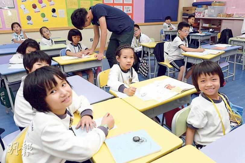 獅子會何德心小學除申請教育局的區本津貼外,亦額外申請兩個基金推行功課輔導班,讓並非領綜援或全額書簿津貼的學生都可受惠。圖為該校的功課輔導班上課情况。(葉家豪攝)(明報製圖) 獅子會何德心小學除申請教育局的區本津貼外,亦額外申請兩個基金推行功課輔導班,讓並非領綜援或全額書簿津貼的學生都可受惠。圖為該校的功課輔導班上課情况。(葉家豪攝)(明報製圖)