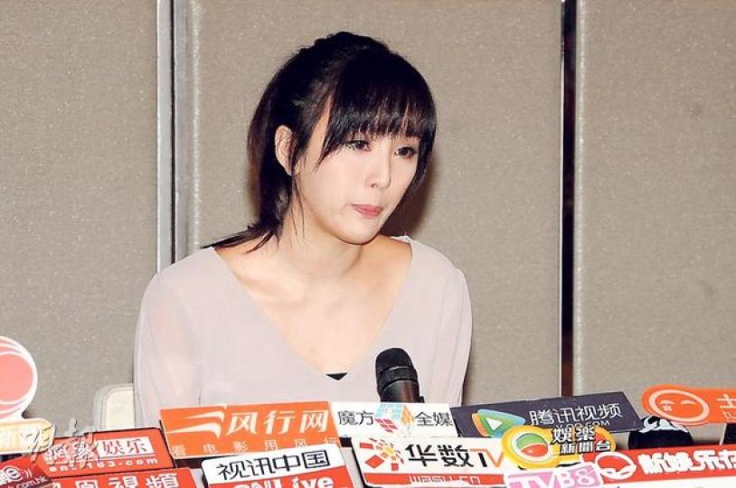 DaDa昨召開「道歉記者會」,以8分鐘時間道出自己的悔過書,六度致歉並交代自己患上中度抑鬱症。(攝影﹕孫華中)DaDa轉身離開時,用紙巾抹去眼角的淚水。(攝影﹕孫華中)DaDa致歉完畢,站起身再次向現場的傳媒鞠躬致歉長達半分鐘。(攝影﹕孫華中)DaDa「潛水」期間或沒有好好保持身段,昨日穿上黑色短裙、黑絲襪,仍見雙腿粗厚。(攝影﹕孫華中)DaDa先讓傳媒拍照,然後走到訪問枱前拿起「貓紙」講話。(攝影﹕孫華中) DaDa昨召開「道歉記者會」,以8分鐘時間道出自己的悔過書,六度致歉並交代自己患上中度抑鬱症。(攝影﹕孫華中)DaDa轉身離開時,用紙巾抹去眼角的淚水。(攝影﹕孫華中)DaDa致歉完畢,站起身再次向現場的傳媒鞠躬致歉長達半分鐘。(攝影﹕孫華中)DaDa「潛水」期間或沒有好好保持身段,昨日穿上黑色短裙、黑絲襪,仍見雙腿粗厚。(攝影﹕孫華中)DaDa先讓傳媒拍照,然後走到訪問枱前拿起「貓紙」講話。(攝影﹕孫華中)