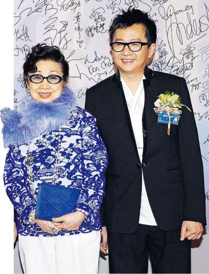 白雪仙(左)特別到場支持好友倫永亮,被對方指是「老女人」都笑笑口沒有生氣。(攝影:鍾偉茵)張繼聰(左起)、姜麗文及林盛斌擔任司儀工作,姜麗文面對台下的議員語帶雙關講「三揀二」,暗窒政府的電視發牌風波。(攝影:鍾偉茵)蘇永康繼續為港視未出街的劇集錄製主題曲,對港視員工不肯放棄的精神大為感動。(攝影:鍾偉茵) 白雪仙(左)特別到場支持好友倫永亮,被對方指是「老女人」都笑笑口沒有生氣。(攝影:鍾偉茵)張繼聰(左起)、姜麗文及林盛斌擔任司儀工作,姜麗文面對台下的議員語帶雙關講「三揀二」,暗窒政府的電視發牌風波。(攝影:鍾偉茵)蘇永康繼續為港視未出街的劇集錄製主題曲,對港視員工不肯放棄的精神大為感動。(攝影:鍾偉茵)