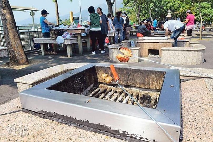 1、大美督燒烤場。（陳淑安攝）2、馬鞍山西沙路燒烤區泥涌燒烤場。（陳淑安攝）