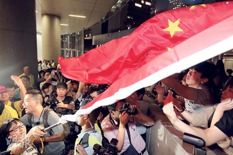 「愛港行動」陳淨心(左下)昨晚到政總外支持政府,其間揮動國旗,並一度與其他示威者如學民思潮的成員發生爭執。(李澤彤攝)工業界議員林大輝(右)昨晚發言時宣布「倒戈」,將投票支持以特權法查發牌事件,贏得場外集會者雷動掌聲。他發言後更先後有泛民議員莫乃光、陳偉業(左)「搭膊頭」示好。(劉焌陶攝) 「愛港行動」陳淨心(左下)昨晚到政總外支持政府,其間揮動國旗,並一度與其他示威者如學民思潮的成員發生爭執。(李澤彤攝)工業界議員林大輝(右)昨晚發言時宣布「倒戈」,將投票支持以特權法查發牌事件,贏得場外集會者雷動掌聲。他發言後更先後有泛民議員莫乃光、陳偉業(左)「搭膊頭」示好。(劉焌陶攝)